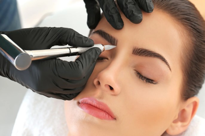 Чому синіють брови після перманенту?